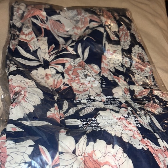 Smocked Floral High-Low Top brand new color Navy multi - Picture 6 of 6